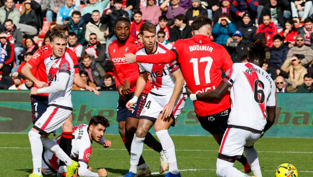 Budimir remata a gol en Vallecas