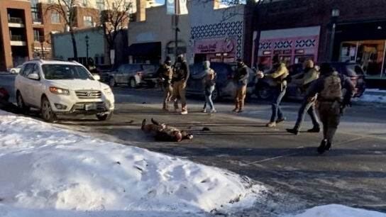 Captura de pantalla del v&iacute;deo publicado con el momento en el que los ICE asesinan a tiros a un hombre en Minnesotta