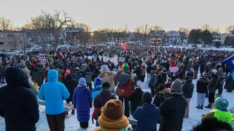 La gente se reúne para una vigilia vespertina en Whittier Park, a pocas cuadras del lugar donde Alex Pretti fue asesinado La gente se reúne para una vigilia vespertina en Whittier Park, a pocas cuadras del lugar donde Alex Pretti fue asesinado