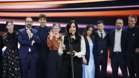 La realizadora Alauda Ruiz de Azua acompañada por el equipo de la película 'Los Domingos' tras recibir el premio a 'Mejor película dramática' durante la gala de entrega de los Premios Feroz 2026 La realizadora Alauda Ruiz de Azua acompañada por el equipo de la película 'Los Domingos' tras recibir el premio a 'Mejor película dramática' durante la gala de entrega de los Premios Feroz 2026