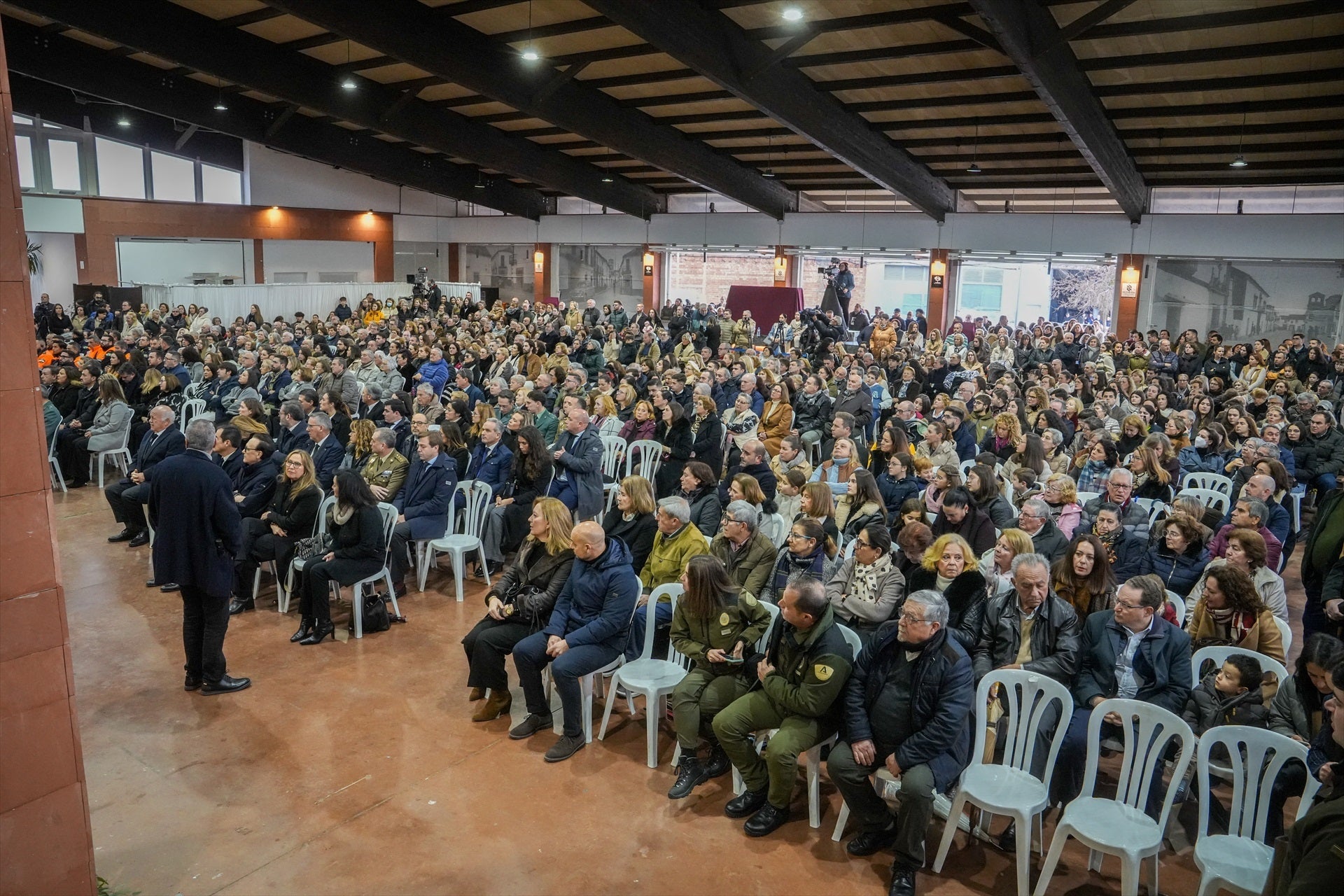 Adamuz desborda su caseta municipal para honrar en un funeral a las víctimas del siniestro Adamuz desborda su caseta municipal para honrar en un funeral a las víctimas del siniestro