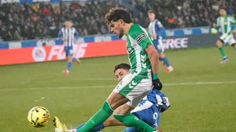 El centrocampista del Betis Abdessamad Ezzalzouli lucha un balón con el defensa del Alavés Nahuel Tenaglia (i) durante el partido de la jornada 21 de LaLiga que Deportivo Alavés y Real Betis disputan este domingo en Mendizorroza El centrocampista del Betis Abdessamad Ezzalzouli lucha un balón con el defensa del Alavés Nahuel Tenaglia (i) durante el partido de la jornada 21 de LaLiga que Deportivo Alavés y Real Betis disputan este domingo en Mendizorroza