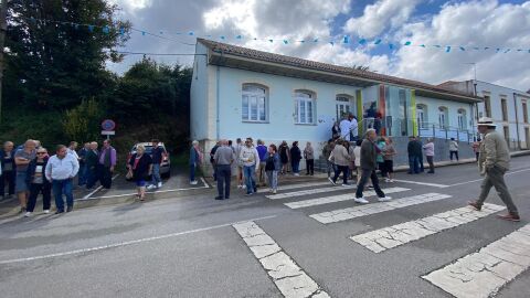 Los vecinos de San Mart&iacute;n de Lui&ntilde;a se vuelven a concentrar demandando la estabilidad en atenci&oacute;n sanitaria.