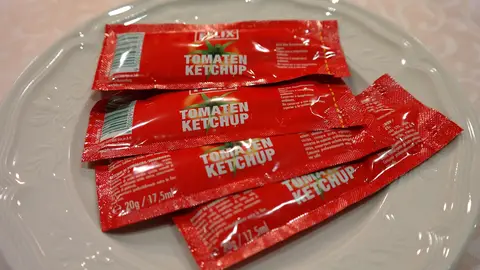 Sobres de Ketchup en una imagen de archivo Sobres de Ketchup en una imagen de archivo