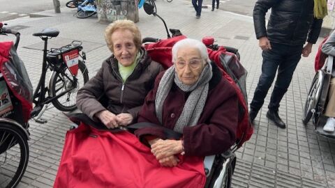 L'Ana i l'Ester, dues de les usu&agrave;ries d' 'En bici sense edat'