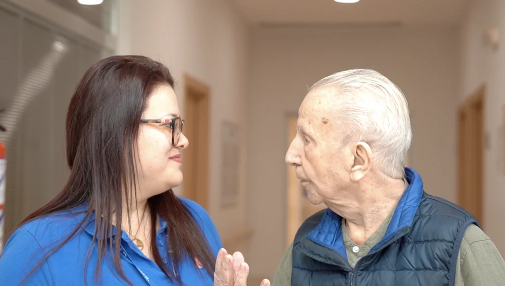 Don José, con una de las cuidadoras del centro Ballesol Latina Don José, con una de las cuidadoras del centro Ballesol Latina