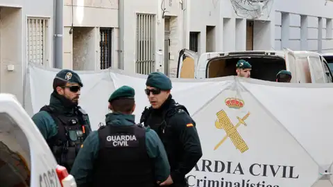 Miembros de la Guardia Civil de criminalística en el lugar donde se cometió el crimen. Miembros de la Guardia Civil de criminalística en el lugar donde se cometió el crimen.