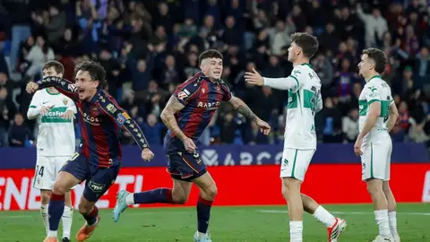 El Levante celebra uno de los goles ante el Elche en el Ciutat. El Levante celebra uno de los goles ante el Elche en el Ciutat.