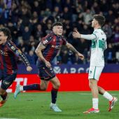 El Levante celebra uno de los goles ante el Elche en el Ciutat.