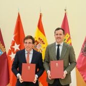 El alcalde de Madrid José Luís Martínez-Almeida con el de Toledo, Carlos Velázquez 