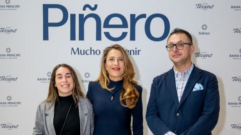 Encarna Pi&ntilde;ero (CEO de Pi&ntilde;ero) junto a la periodista Patricia Segura y al director regional de Atresmedia Radio en Baleares, Juan Carlos Enrique, en Fitur 2026.