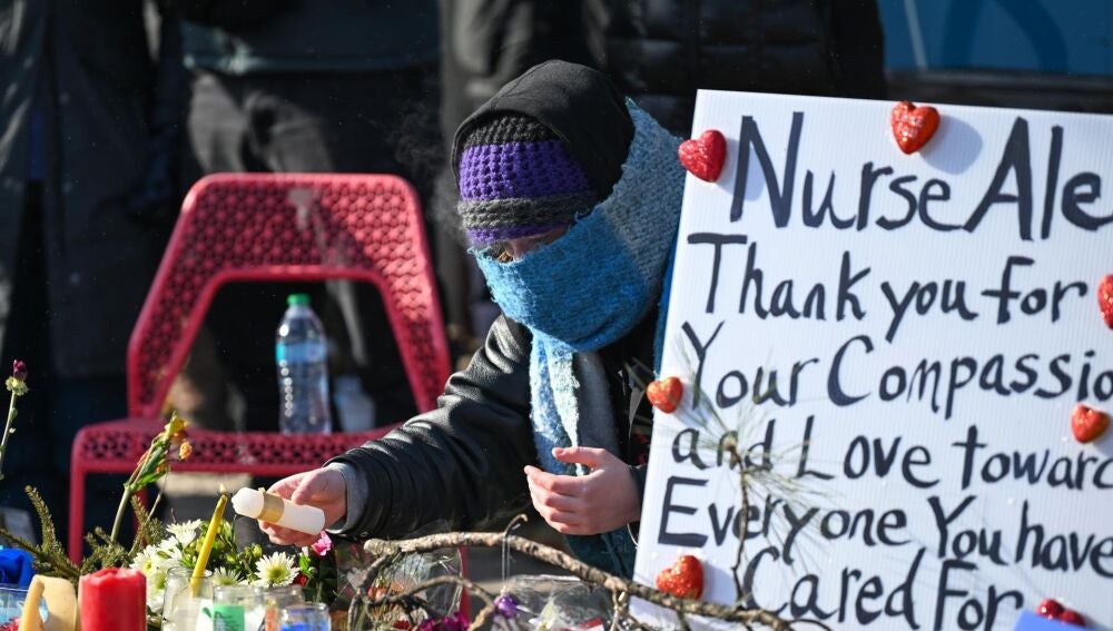 Monumento improvisado en memoria del enfermero Alex Pretti, asesinado por el ICE en Minneapolis.