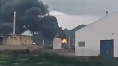 Un incendio en la refinería de Repsol provoca una gran nube de humo negro en Cartagena Un incendio en la refinería de Repsol provoca una gran nube de humo negro en Cartagena