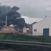 Un incendio en la refinería de Repsol provoca una gran nube de humo negro en Cartagena Un incendio en la refinería de Repsol provoca una gran nube de humo negro en Cartagena