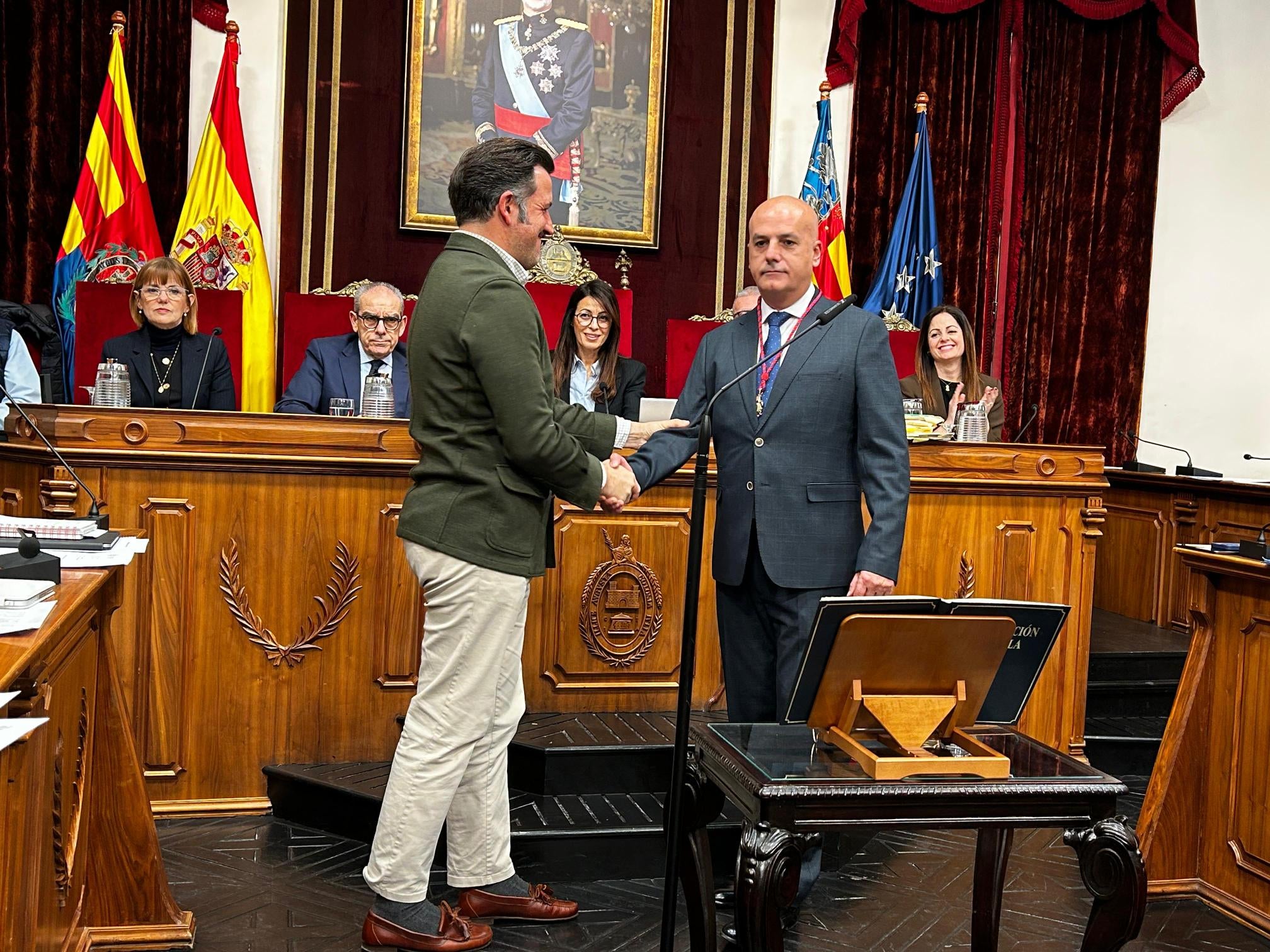 Miguel Serna toma posesión como concejal del PSOE de Elche en el pleno en el que PP y Vox aprueban el presupuesto de 2026 Miguel Serna toma posesión como concejal del PSOE de Elche en el pleno en el que PP y Vox aprueban el presupuesto de 2026