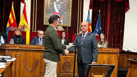 Miguel Serna en su toma posesión como concejal del PSOE en el pleno del Ayuntamiento de Elche. Miguel Serna en su toma posesión como concejal del PSOE en el pleno del Ayuntamiento de Elche.