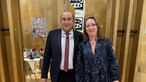Santiago Mayol, presidente de la asociaci&oacute;n patronal de actividades mar&iacute;timas de Baleares, junto a Elka Dimitrova de Onda Cero Mallorca