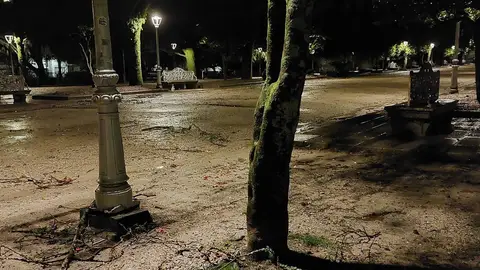 La borrasca 'Joseph' derriba árboles, muros y postes, y descuelga cables en Santiago La borrasca 'Joseph' derriba árboles, muros y postes, y descuelga cables en Santiago