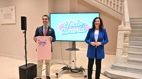 Almería lanza la campaña ‘Efecto Almería’ para reforzar su atractivo turístico María del Mar Vázquez y Joaquín Pérez de la Blanca