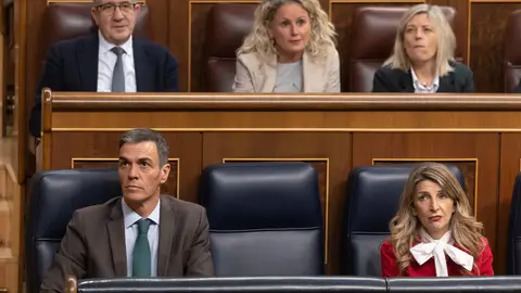Yolanda Díaz junto a Pedro Sánchez en el Congreso de los Diputados. Yolanda Díaz junto a Pedro Sánchez en el Congreso de los Diputados.