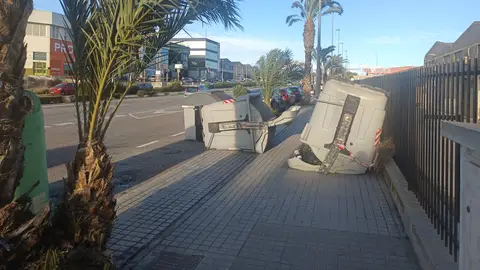 Contenedores de basura tumbados y movidos por el viento en el polígono industrial de Carrús de Elche. Contenedores de basura tumbados y movidos por el viento en el polígono industrial de Carrús de Elche.