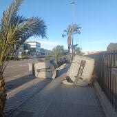 Contenedores de basura tumbados y movidos por el viento en el polígono industrial de Carrús de Elche.