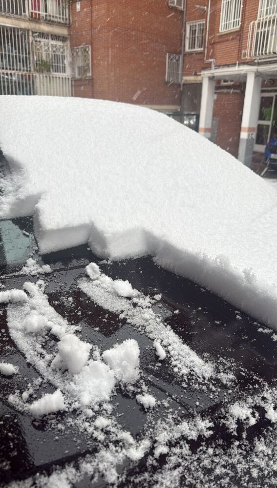 Espesura de nieve en un coche en Galapagar.