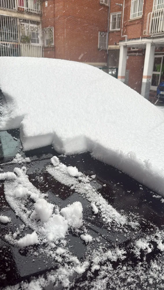 Espesura de nieve en un coche en Galapagar. Espesura de nieve en un coche en Galapagar.