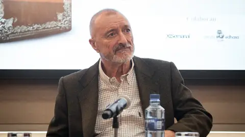 Pérez-Reverte cancela su ciclo Letras en Sevilla tras "una campaña intolerable de presiones desde el partido Podemos y medios afines" Pérez-Reverte cancela su ciclo Letras en Sevilla tras "una campaña intolerable de presiones desde el partido Podemos y medios afines"