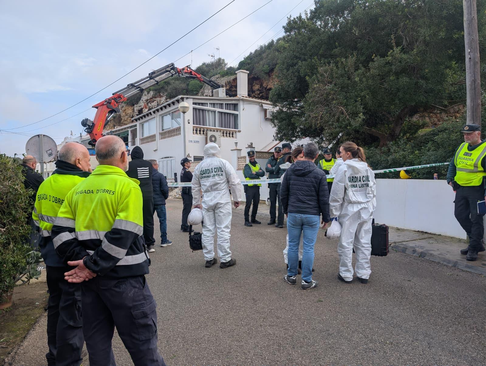 Expertos del Govern analizan el estado de Cala Sant Esteve tras el desprendimiento mortal Expertos del Govern analizan el estado de Cala Sant Esteve tras el desprendimiento mortal