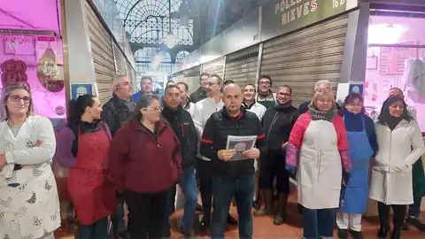 Los comerciantes de la Plaza de Abastos dan comienzo a protestas indefinidas ante los incumplimientos del Ayuntamiento .