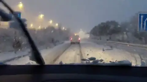 La nieve en Madrid complica la circulación en numerosas carreteras de la región La nieve en Madrid complica la circulación en numerosas carreteras de la región