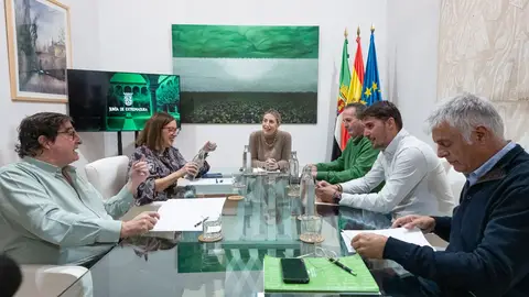 Guardiola se reúne con los representantes de las organizaciones agrarias y reitera su apoyo al campo extremeño Guardiola se reúne con los representantes de las organizaciones agrarias y reitera su apoyo al campo extremeño