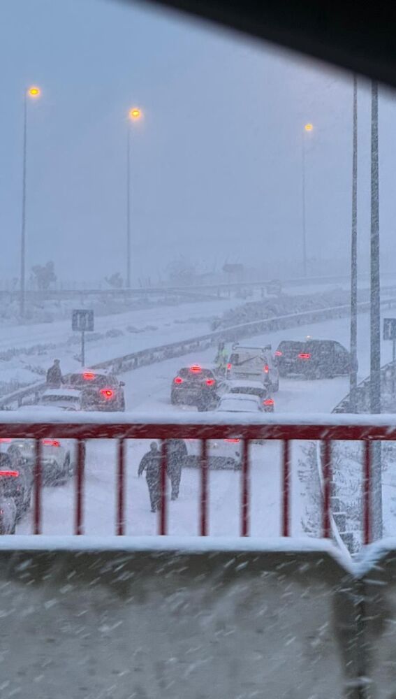Carretera camino a Tres Cantos, en Madrid, cubierta de nieve.