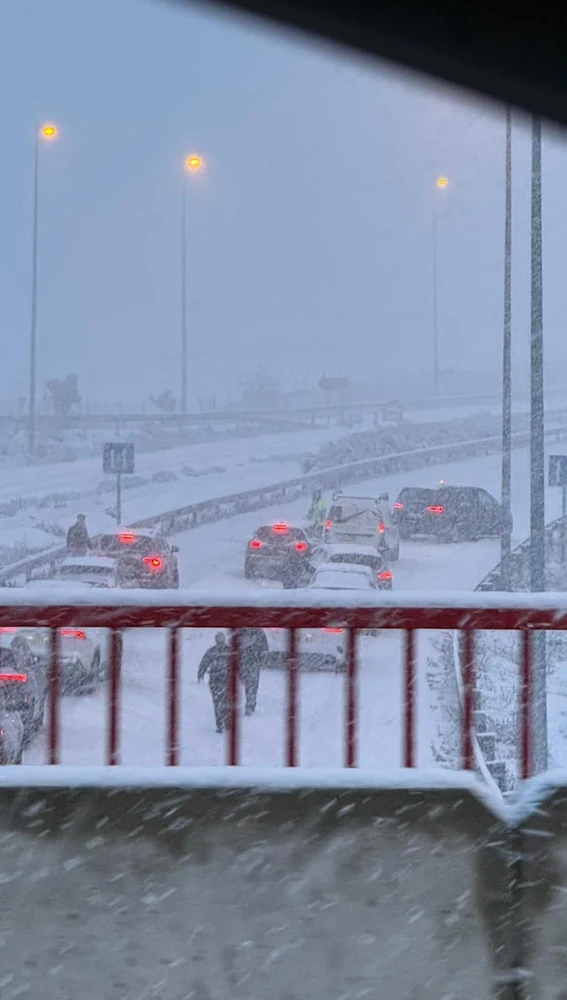 Carretera camino a Tres Cantos, en Madrid, cubierta de nieve. Carretera camino a Tres Cantos, en Madrid, cubierta de nieve.