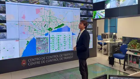 El concejal de Movilidad, Carlos de Juan, en la sala de control de tráfico del ayuntamiento de Alicante El concejal de Movilidad, Carlos de Juan, en la sala de control de tráfico del ayuntamiento de Alicante