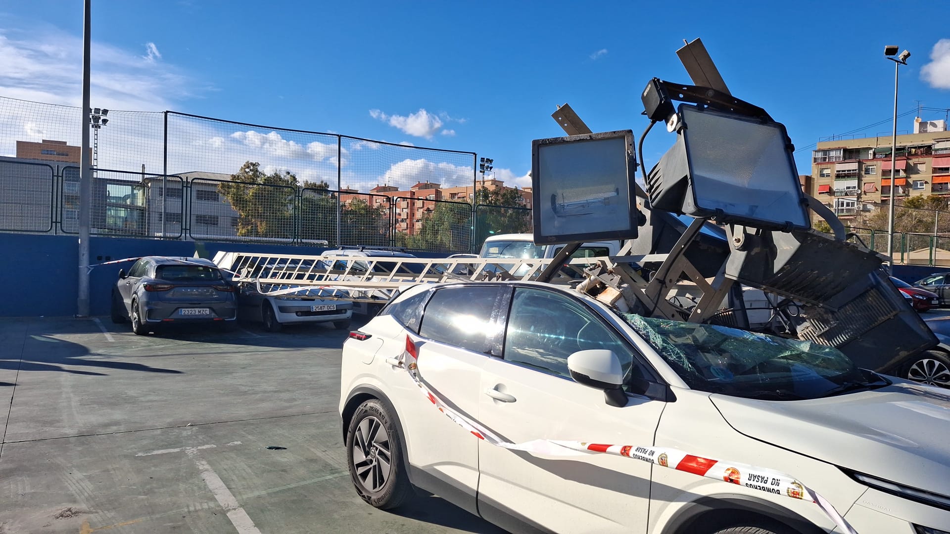 Alicante sufre las primeras incidencias por los vientos fuertes con rotura de árboles y de una torre de iluminación en La Florida Alicante sufre las primeras incidencias por los vientos fuertes con rotura de árboles y de una torre de iluminación en La Florida