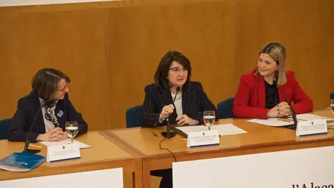 Amparo Navarro junto a la consellera, Carmen Ortí (derecha) y Eva Alcón (izquierda) Amparo Navarro junto a la consellera, Carmen Ortí (derecha) y Eva Alcón (izquierda)