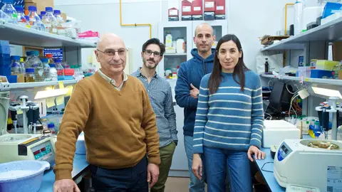 El ilicitano Francis Mojica con investigadores que han participado en la identificación de la enzima. El ilicitano Francis Mojica con investigadores que han participado en la identificación de la enzima.