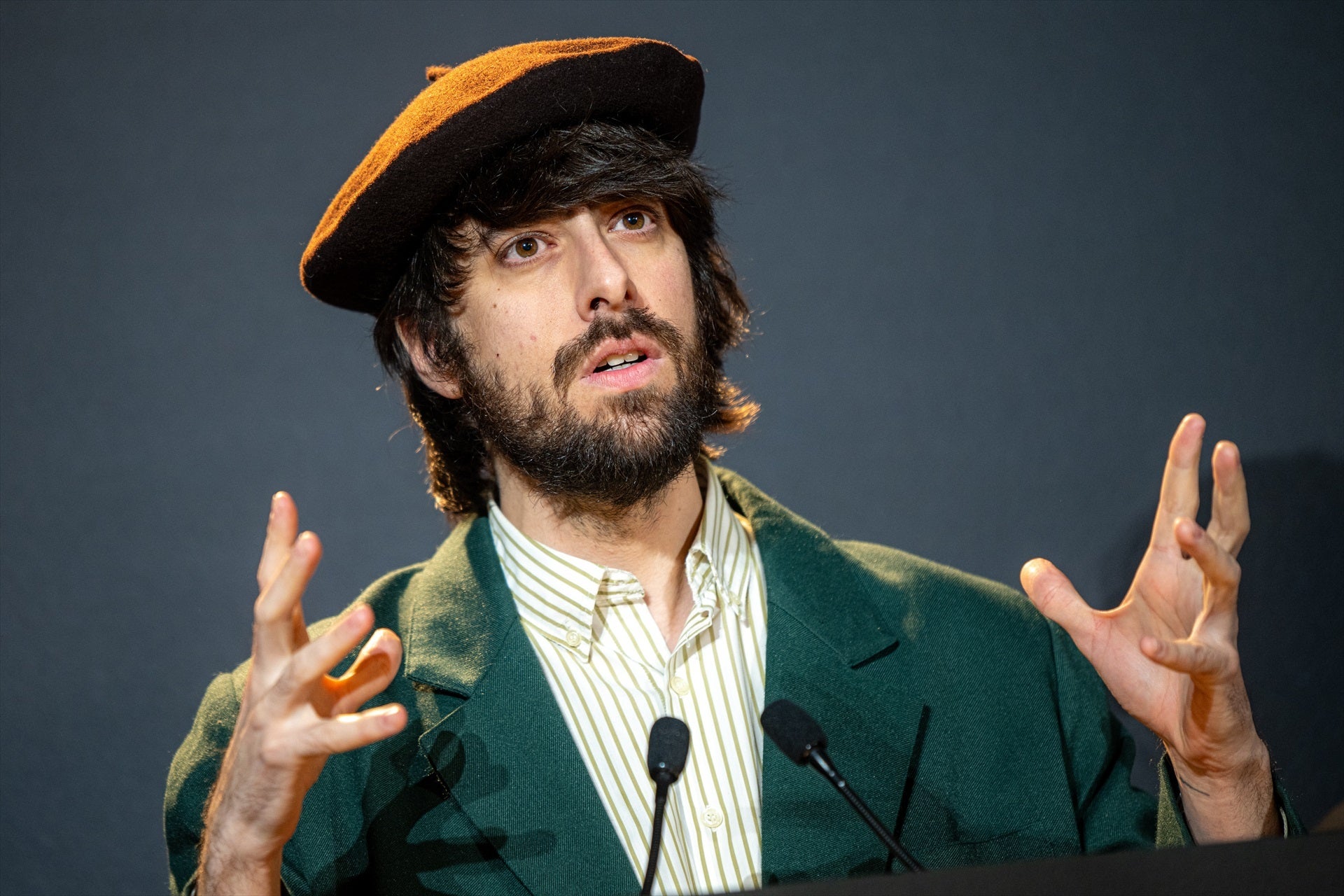 David Uclés responde a la cancelación del ciclo de Pérez-Reverte: "No bebo alcohol, pero me he venido a tomar un vino para brindar" David Uclés responde a la cancelación del ciclo de Pérez-Reverte: "No bebo alcohol, pero me he venido a tomar un vino para brindar"