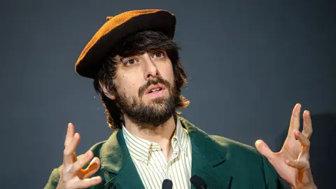 David Uclés responde a la cancelación del ciclo de Pérez-Reverte: "No bebo alcohol, pero me he venido a tomar un vino para brindar" David Uclés responde a la cancelación del ciclo de Pérez-Reverte: "No bebo alcohol, pero me he venido a tomar un vino para brindar"