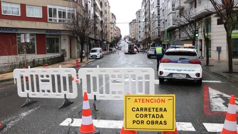 Cortada o tráfico a rúa Pena Trevinca tras detectar un oco de grandes dimensións Cortada o tráfico a rúa Pena Trevinca tras detectar un oco de grandes dimensións