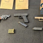 Armas intervenidas a una de las personas detenidas. L