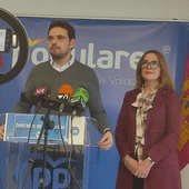 Santiago Serrano y Cándida Tercero, diputado autonómico del PP y presidenta del PP en Valdepeñas Santiago Serrano y Cándida Tercero, diputado autonómico del PP y presidenta del PP en Valdepeñas