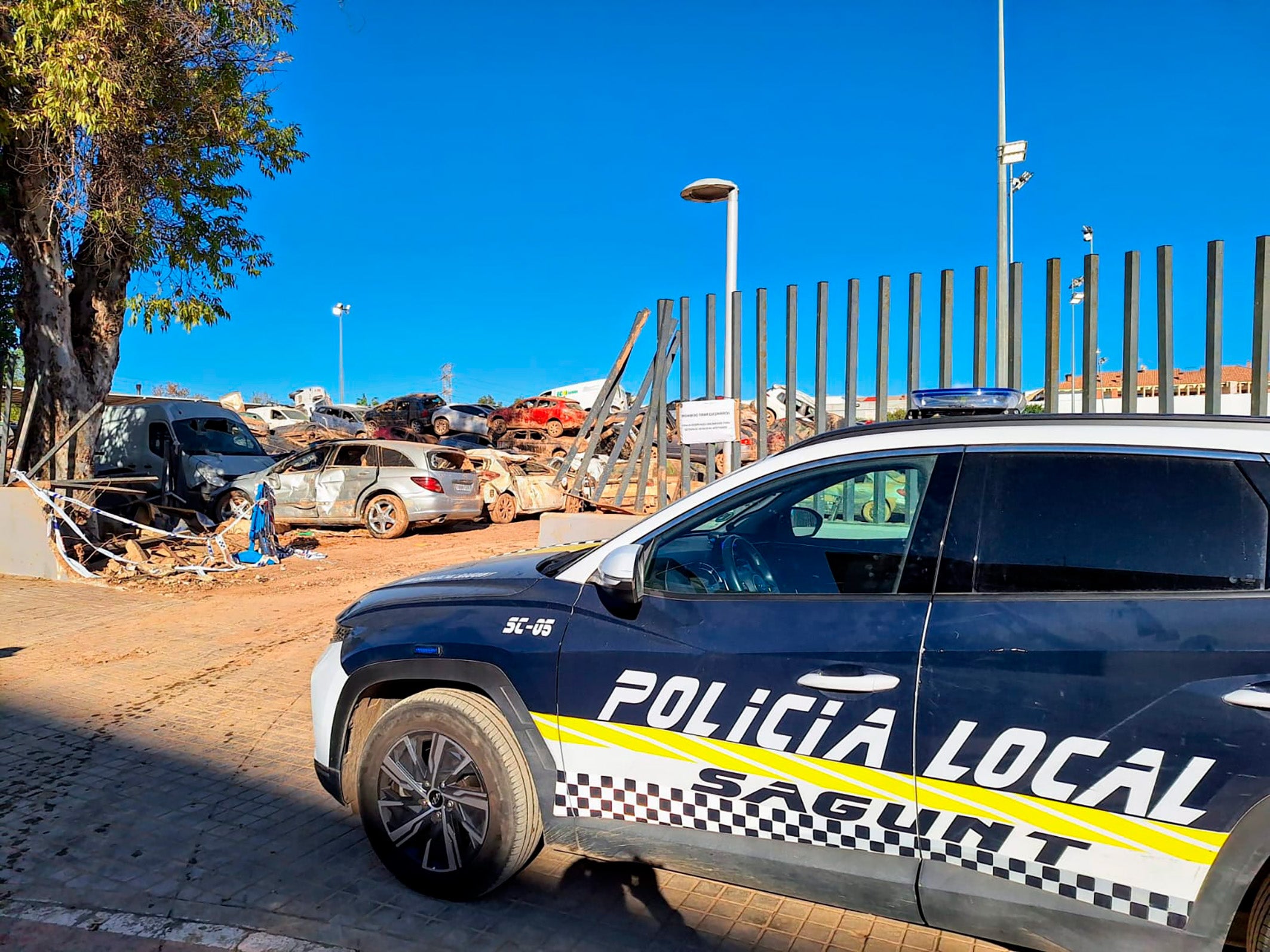 El Ministerio del Interior concede el Distintivo Honorífico a 87 agentes de la Policía Local de Sagunto por su colaboración durante la DANA de 2024 El Ministerio del Interior concede el Distintivo Honorífico a 87 agentes de la Policía Local de Sagunto por su colaboración durante la DANA de 2024