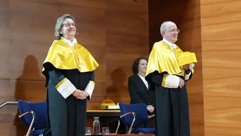 Mariana Castells , nueva Doctora Honoris Causa de la UMH de Elche inviste Honoris Causa, junto a su padrino de investidura, Francisco Javier Fernández. Mariana Castells , nueva Doctora Honoris Causa de la UMH de Elche inviste Honoris Causa, junto a su padrino de investidura, Francisco Javier Fernández.