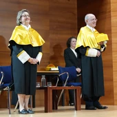 Mariana Castells , nueva Doctora Honoris Causa de la UMH de Elche inviste Honoris Causa, junto a su padrino de investidura, Francisco Javier Fernández. Mariana Castells , nueva Doctora Honoris Causa de la UMH de Elche inviste Honoris Causa, junto a su padrino de investidura, Francisco Javier Fernández.