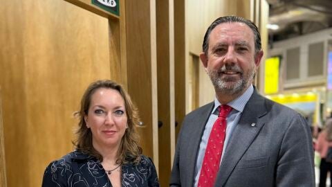 Elka Dimitrova y Alejandro S&aacute;enz de San Pedro en Fitur 2026.