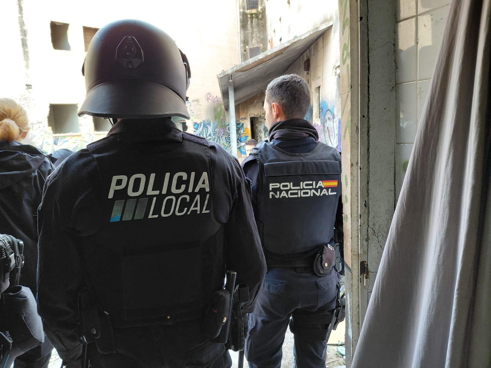Así ha sido el operativo policial en la antigua prisión de Palma que se ha saldado con un detenido y 165 identificados Así ha sido el operativo policial en la antigua prisión de Palma que se ha saldado con un detenido y 165 identificados