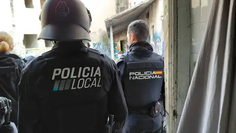 Un detenido y 165 identificados en un operativo policial en la antigua prisión de Palma. Un detenido y 165 identificados en un operativo policial en la antigua prisión de Palma.